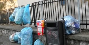 Mezzi fermi, si ferma anche la differeniata