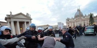 Indignados a Piazza San Pietro, carica della polizia
