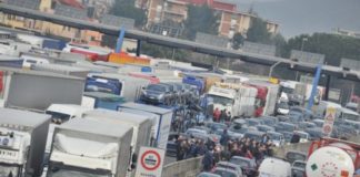 Caro carburante, prosegue la protesta dei camionisti sull’A1 e A30: traffico in tilt