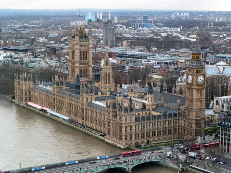 Londra, sprofondano Westminister e Big Ben: salvataggio in forse