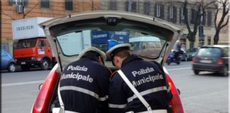 Sicurezza: operazione vigili in campo rom di Napoli