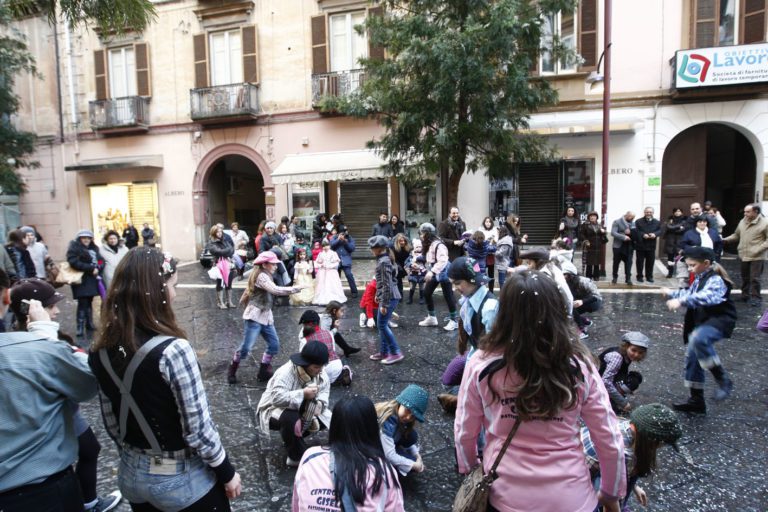 Carnevale, migliaia i casertani in strada