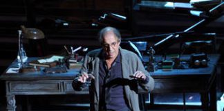 Celentano rilancia contro giornali, applausi e fischi