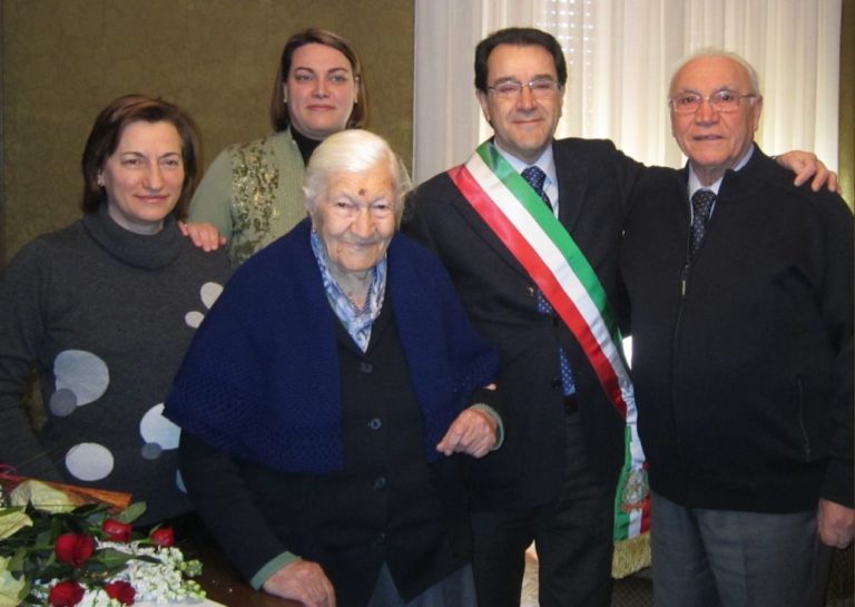 Centenaria da record: 8 figli, 22 nipoti e 30 pronipoti