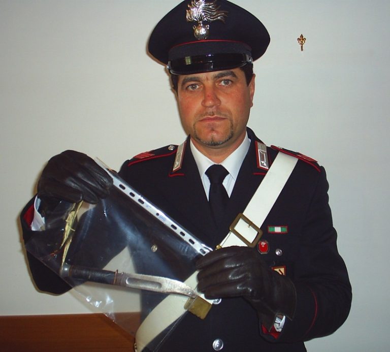 Carabinieri sventano furto e  sequestrano coltello