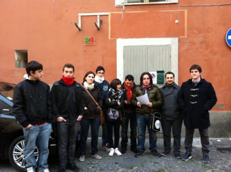 Pd nega circolo, i giovani svolgono congresso  in strada