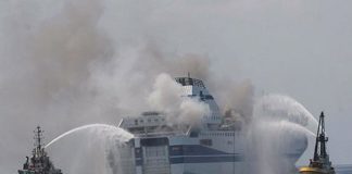 Nave Tirrenia urta banchina, panico per 300 persone