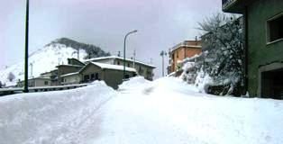 Neve, soccorse famiglie intrappolate