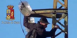 Fulminato sul traliccio, resta grave leader No Tav