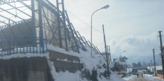 Crolla tettoia pericolante, esposto dei cittadini