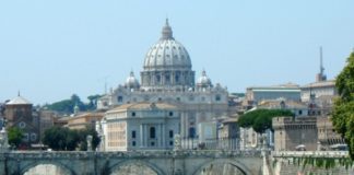 Lancia figlio di 2 anni nel Tevere dopo lite con compagna