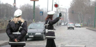 Sacerdote urta un’auto e fugge, multato dai vigili