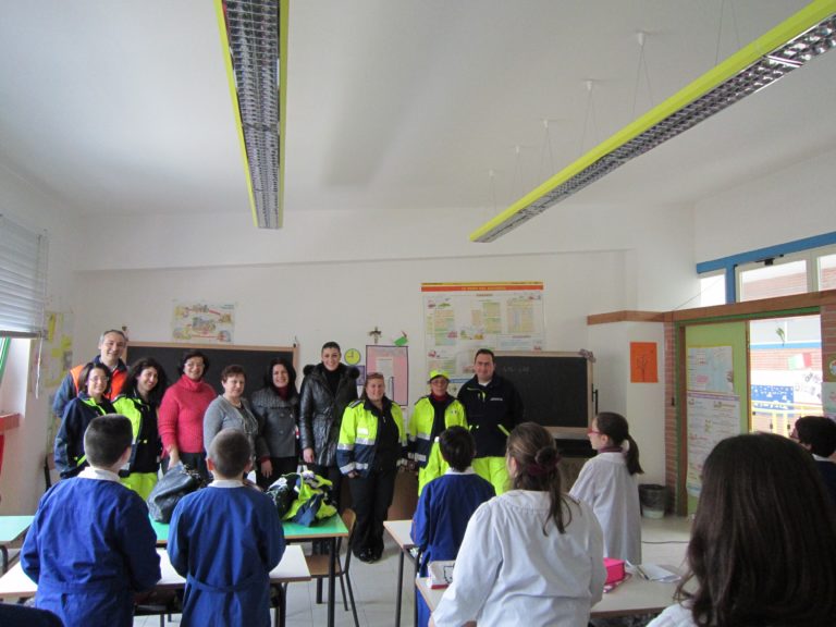 Bambini delle elementari a lezione di terremoto