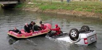 Auto in un canale: 5 morti, soccorsi, portiere non si aprivano