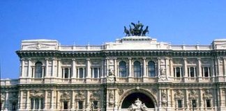 Cassazione dice si a vita familiare per gay, politica divisa