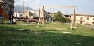 Bambini costretti a giocare tra i rifiuti