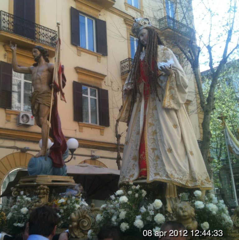Processione di Gesù risorto, in migliaia al Vomero