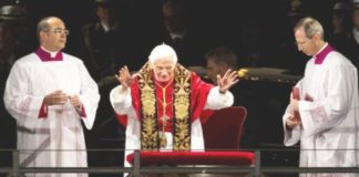 Papa alla Via Crucis: crisi aggrava situazione famiglie