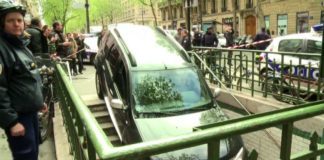 Parigi, con Suv imbocca scale metro: scambiato per parcheggio