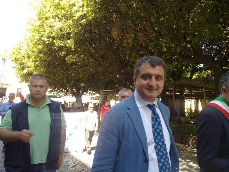 Abbate in piazza con la Cgil: lavoro priorità