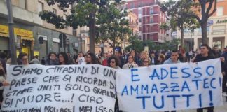 Brindisi in piazza, fischia a sindaco e vescovo