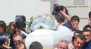 Applausi e palloncini chiudono funerale Melissa