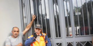 Da mesi senza stipendio operaio Cub s’incatena