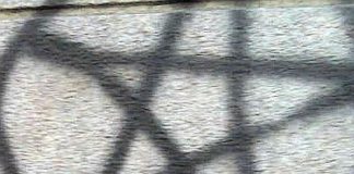 Aversa, scritta omofaba nei pressi del comune prontamente rimossa