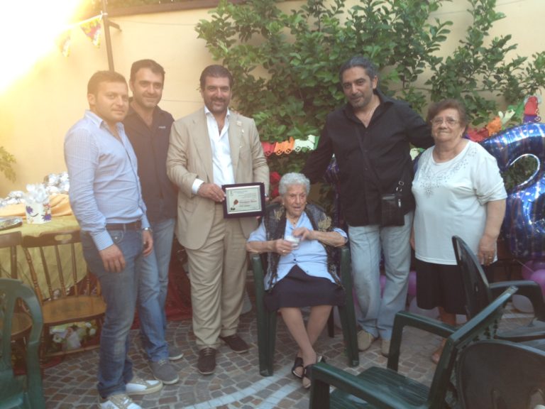Compie 102 anni, grande festa per nonna Giuseppina