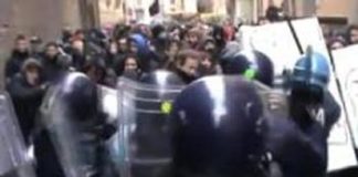 Monti contestato a Bologna, cariche forze dell’ordine