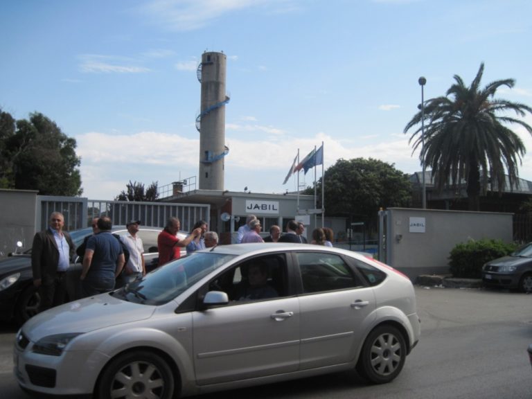 Lavoro, presidio Pd all’esterno della Jabil