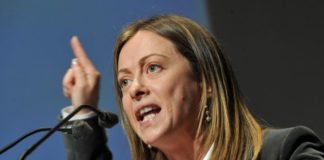 Sanremo, Meloni: vergogna per Carla Bruni ospite