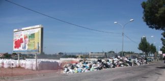 Rifiuti e liquami, protesta in via Ripuaria