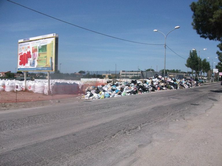 Rifiuti e liquami, protesta in via Ripuaria