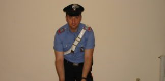 Minaccia vicini con una pistola, ai domiciliari