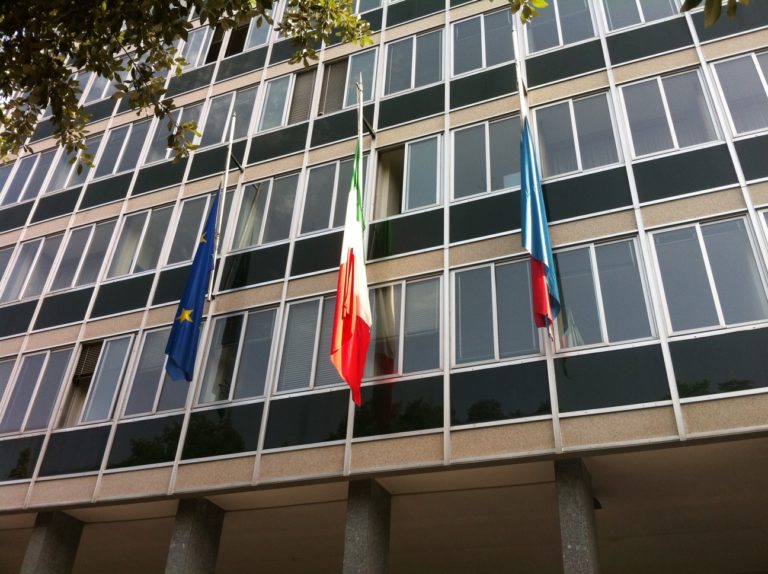 Licenze, la minoranza: stop al regolamento