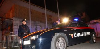 Guida ubriaco e termina con l’auto nella macelleria