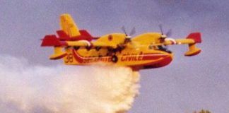 Canadair in azione su diciassette roghi
