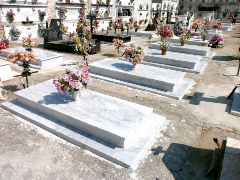 Tombe in marmo per gli immigrati senza nome