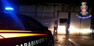 Bottiglie incendiarie contro officina, distrutte 3 auto