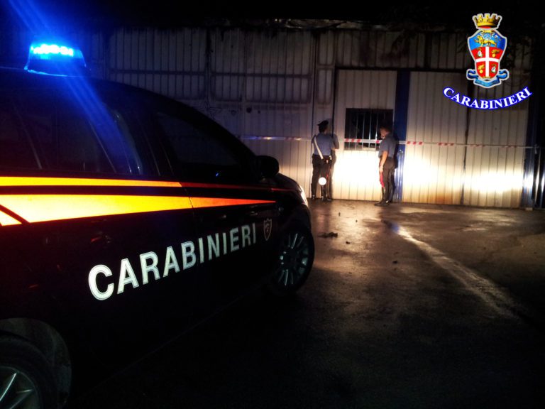 Bottiglie incendiarie contro officina, distrutte 3 auto