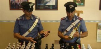 Rubano liquori e vini, arrestati pregiudicati
