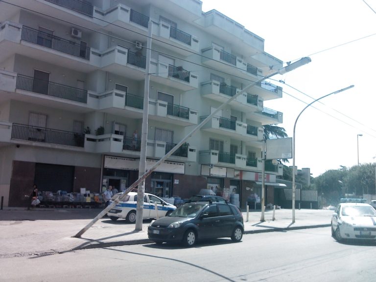 Cede palo della luce, paura in viale Kennedy