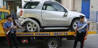 Investe tre giovani fuori da discoteca e fugge