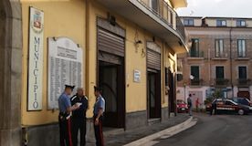 Voleva estorcere un lotto al cimitero, arrestato