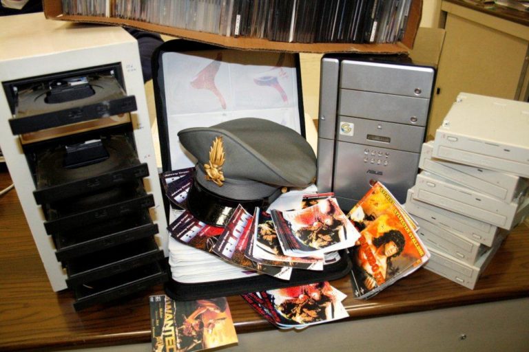 Dvd contraffatti, blitz della guardia di finanza
