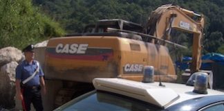 Incendio danneggia escavatore, due arresti