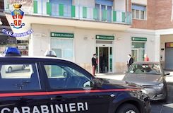 Tentano colpo a banca senza casse, indagini