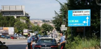 Litigano e aggrediscono carabinieri, 3 arresti