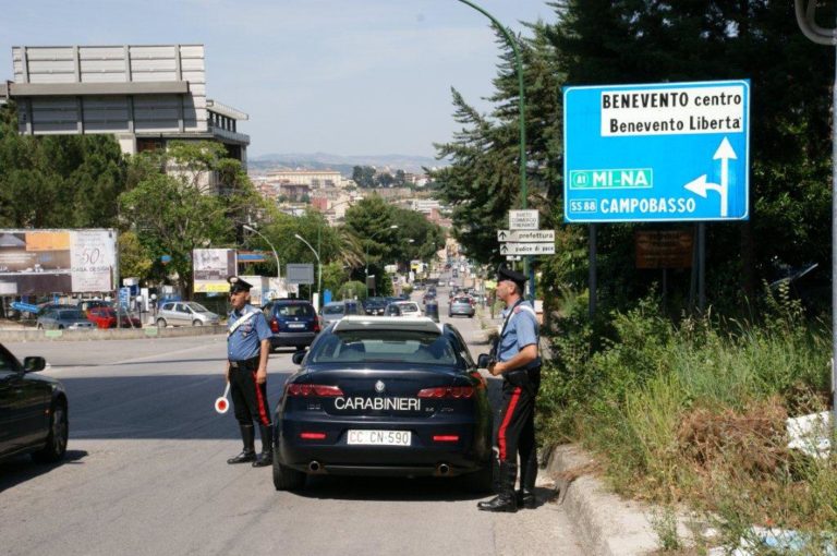 Litigano e aggrediscono carabinieri, 3 arresti